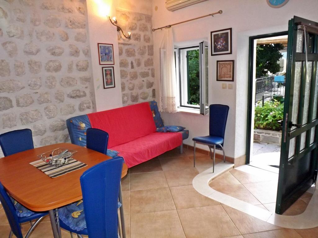 Gudelj Apartments Perast Bilik gambar