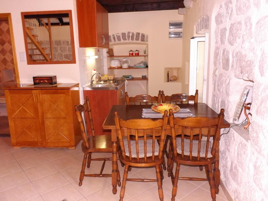 Gudelj Apartments Perast Bilik gambar